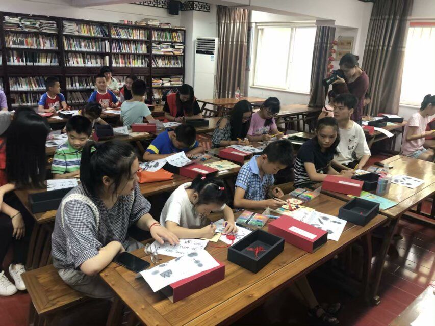 北圩路社区开展少儿制作甲骨文生肖牌活动.jpg